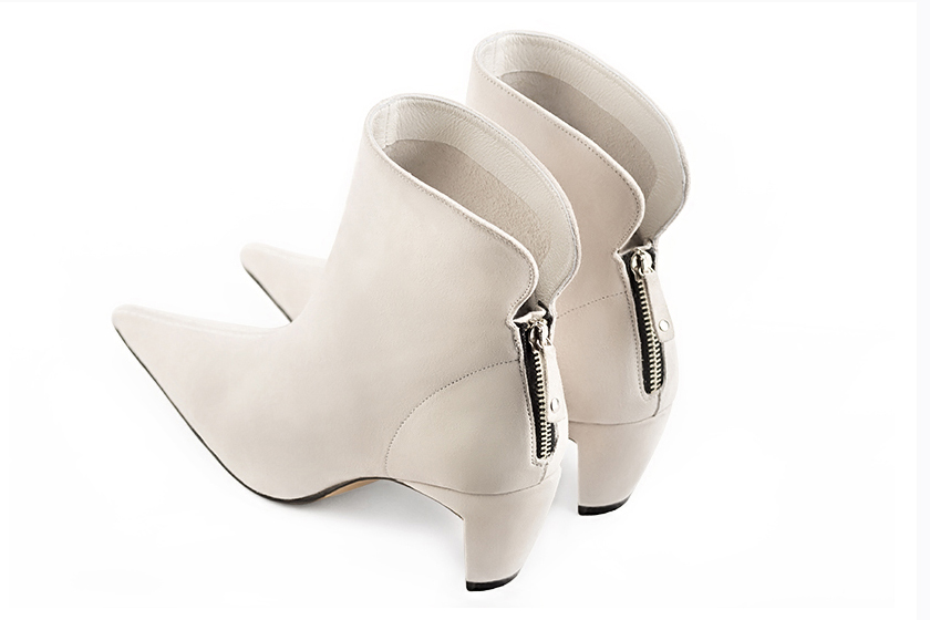 Boots habillees femme blanc casse. Bout pointu. Petit talon virgule